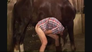 Марде бо саги калон дар хари трахает